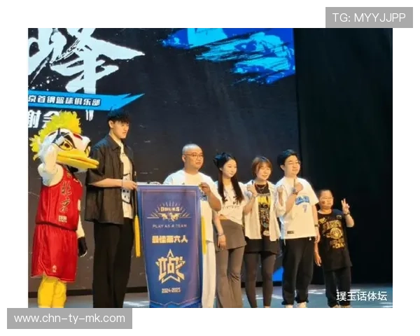 球迷高举“首钢必胜”标语,白色助威衫满座