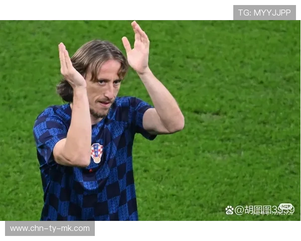 终场哨响时刻：克罗地亚老将莫德里奇跪地掩面的复杂神情