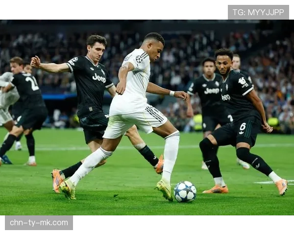 马德里举办足球数据展览,设专区展示欧冠历史上经典反击进球的路径模拟