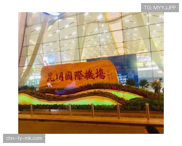 欧冠主题曲响起时,镜头捕捉到小球迷在父亲肩头入睡